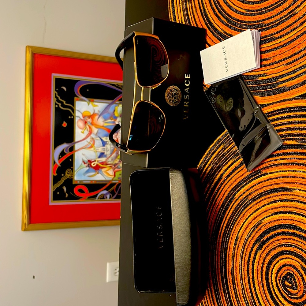 GREAT BRAND NEW CHRISTMAS GIFT Auth Versace unisex Sunglasses w/ case and box